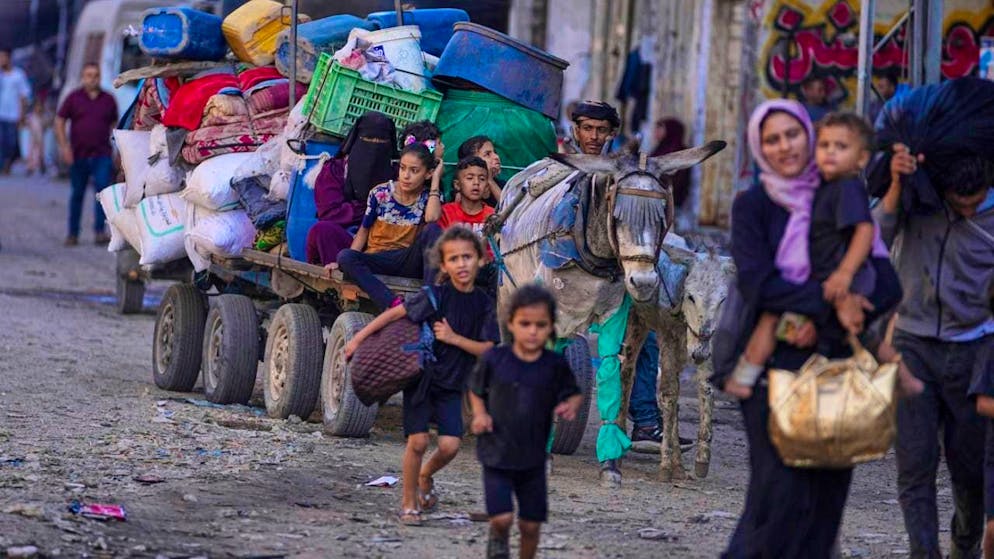 ARCHIVE - Displaced Palestinians flee from the Jabalia refugee camp (archive photo). Photo: Jehad Alshrafi/AP/dpa