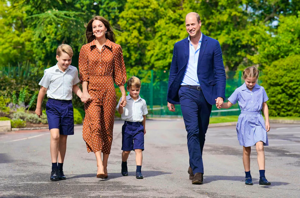 La principessa Kate e il principe William con i figli George, Louis e Charlotte. La famiglia starebbe pensando di trasferirsi.
