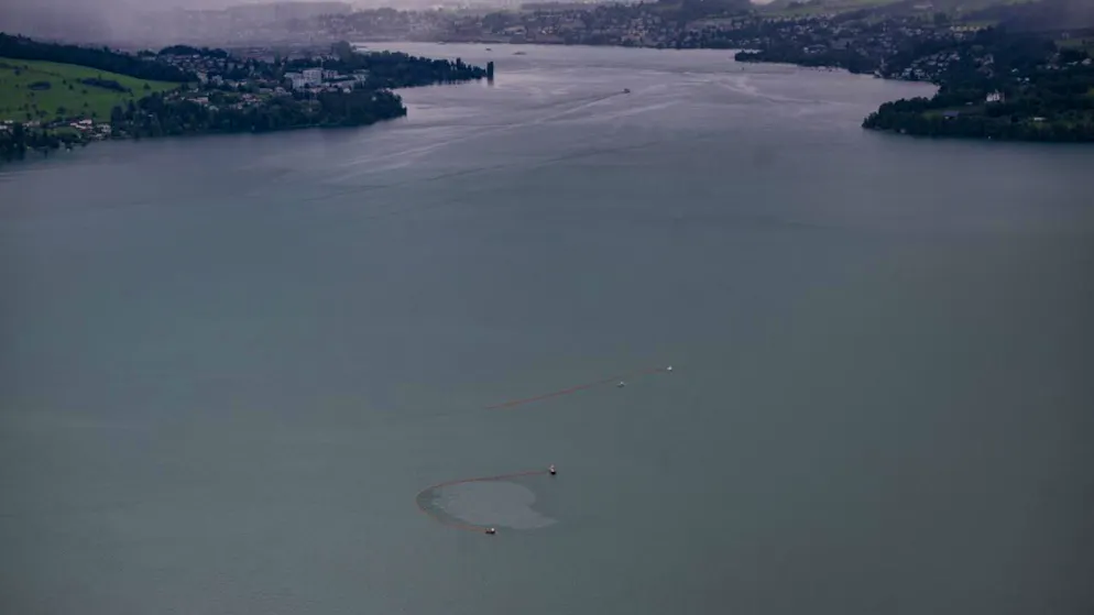 Continuano le ricerche del piccolo aereo inabissatosi nel Lago dei Quattro Cantoni. (foto di ieri)