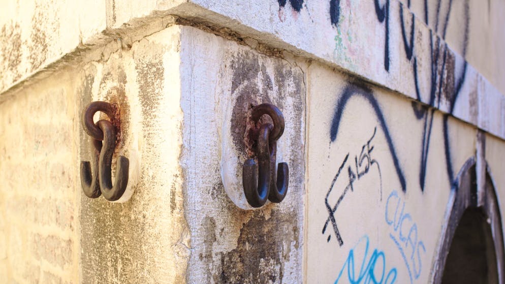 A cosa servivano?. A Venezia c'è un ponte con due ganci arrugginiti… e una storia da brividi