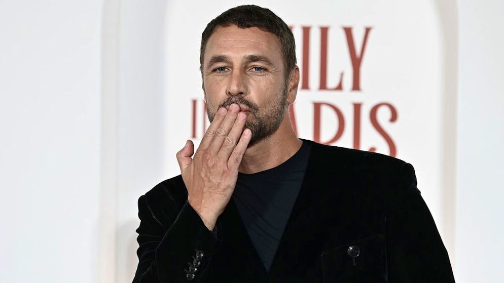 Anche il Napoli nella bufera. «Occhi spaccanti»: Ryanair ironizza su Raoul Bova, ma ora rischia una causa