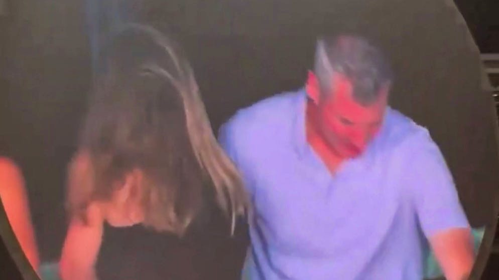 Arrampicata sugli specchi. Privacy violata al concerto? L'ex CEO vuole denunciare i Coldplay dopo il video virale