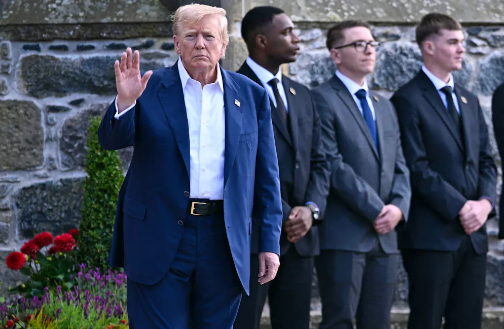 Le président américain Donald Trump salue en quittant la Trump MacLeod House & Lodge, sur le domaine Trump International à Balmedie, au nord-est de l’Écosse, le 29 juillet 2025.