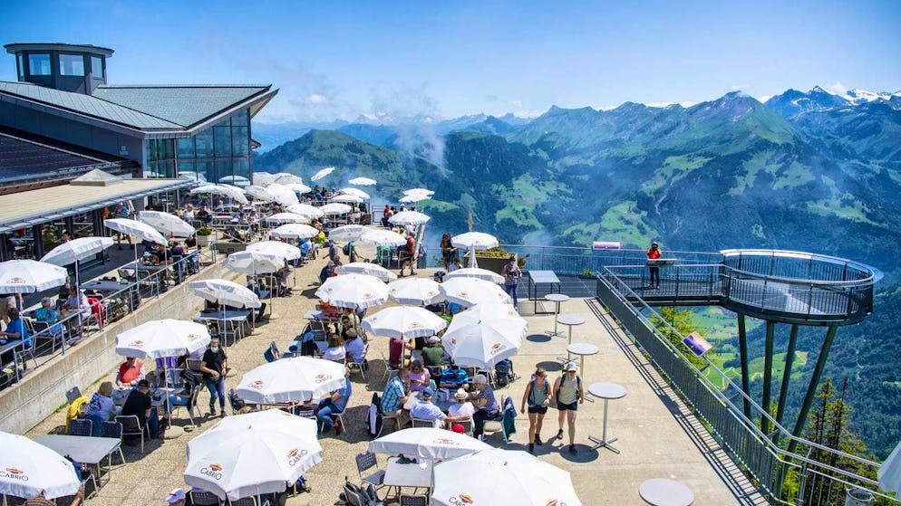 The sun terrace on the Stanserhorn in beautiful summer weather.