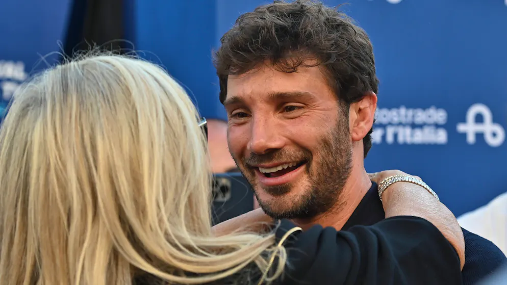 Parole al miele. Stefano De Martino: «Maria De Filippi è un pilastro nella mia vita»
