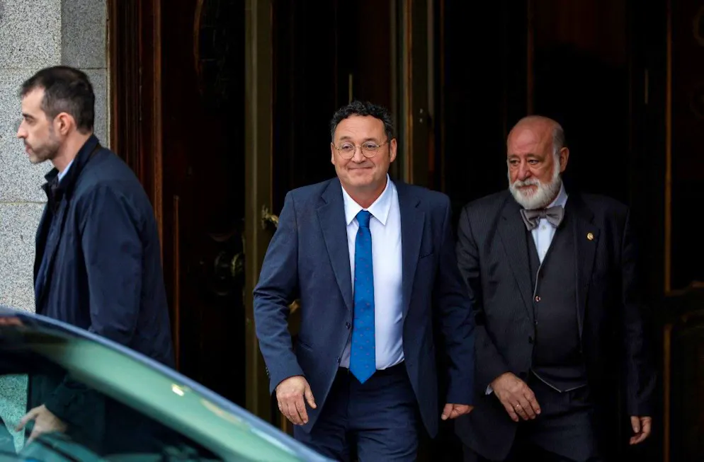 Le procureur général d’Espagne, Álvaro García Ortiz (au centre), quitte la Cour suprême à Madrid, le 29 janvier 2025.