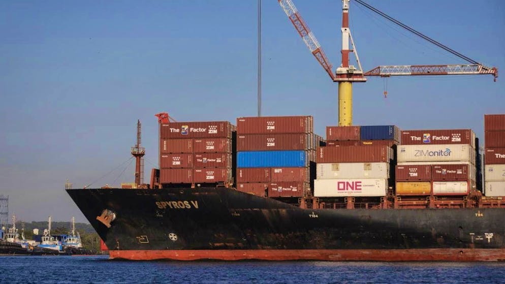 The global economy appears to be able to withstand US President Donald Trump's tariff hammer against international trade to some extent. The IMF has raised its growth forecasts. (archive image)