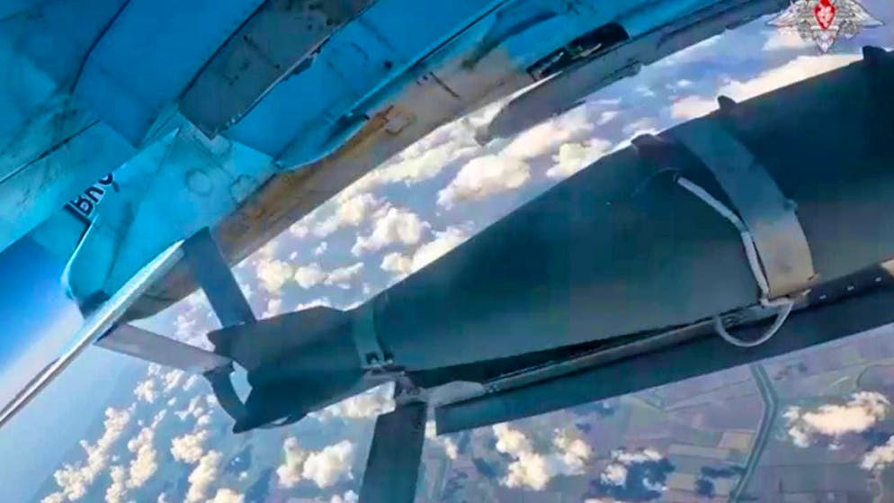 HANDOUT - This photo taken from an undated video released by the Russian Defense Ministry shows a glide-guided bomb dropped by a Russian air force jet at an undisclosed location. Photo: Uncredited/Rusian Defense Ministry Press Service/AP/dpa