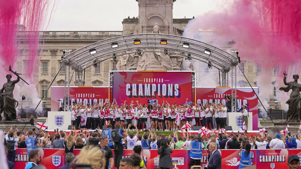 England im Freudentaumel. So pompös empfangen Fans und Regierung die EM-Heldinnen