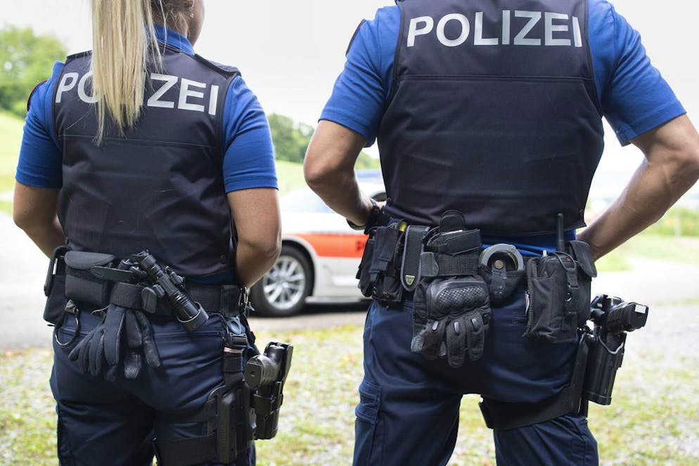 Die Kantonspolizei Zürich hat im Zürcher Weinland vier Verhaftungen durchgeführt.