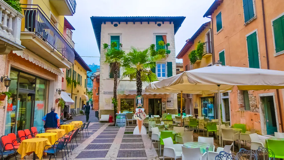 The municipality is now taking action. Pushy waiters harass tourists on Lake Garda