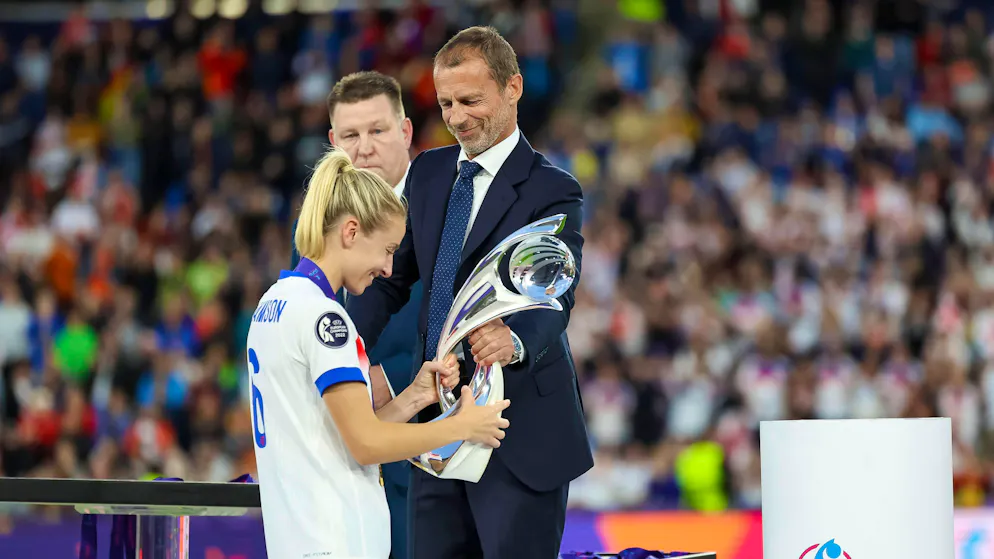 UEFA-Präsident Aleksander Čeferin überreicht England-Kapitänin Leah Williamson den EM-Pokal.