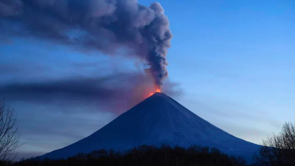 Una precedente eruzione del vulcano Klyuchevskoy. (foto del 29 ottobre 2023)