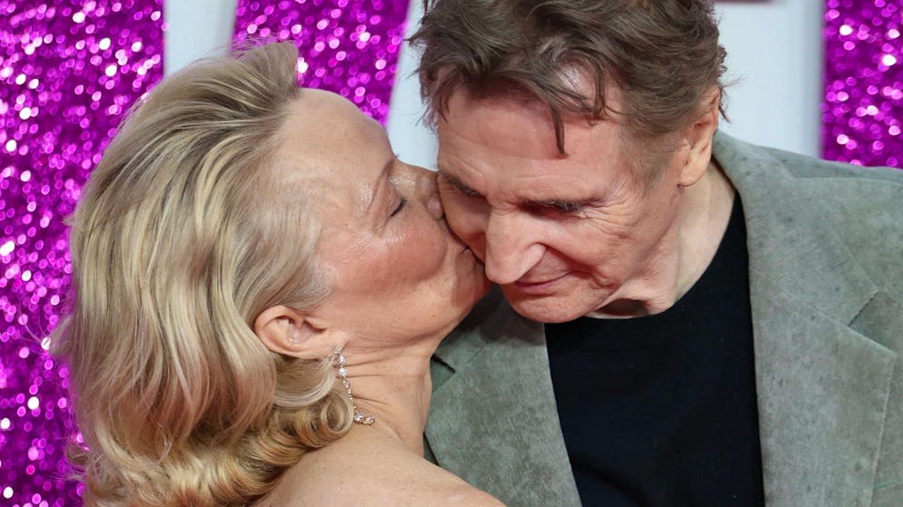 Vom Filmset zum privaten Glück. Pamela Anderson und Liam Neeson sind verliebt