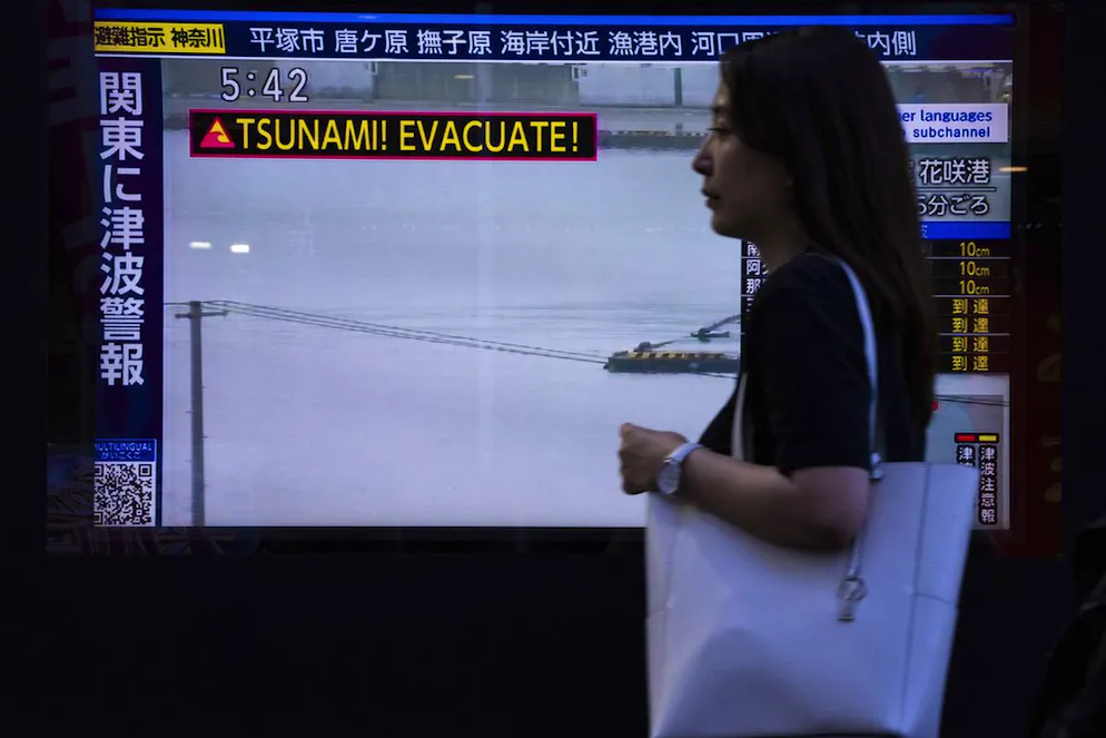 Il Giappone ha declassato l'allerta tsunami per un'ampia fascia dell'arcipelago.