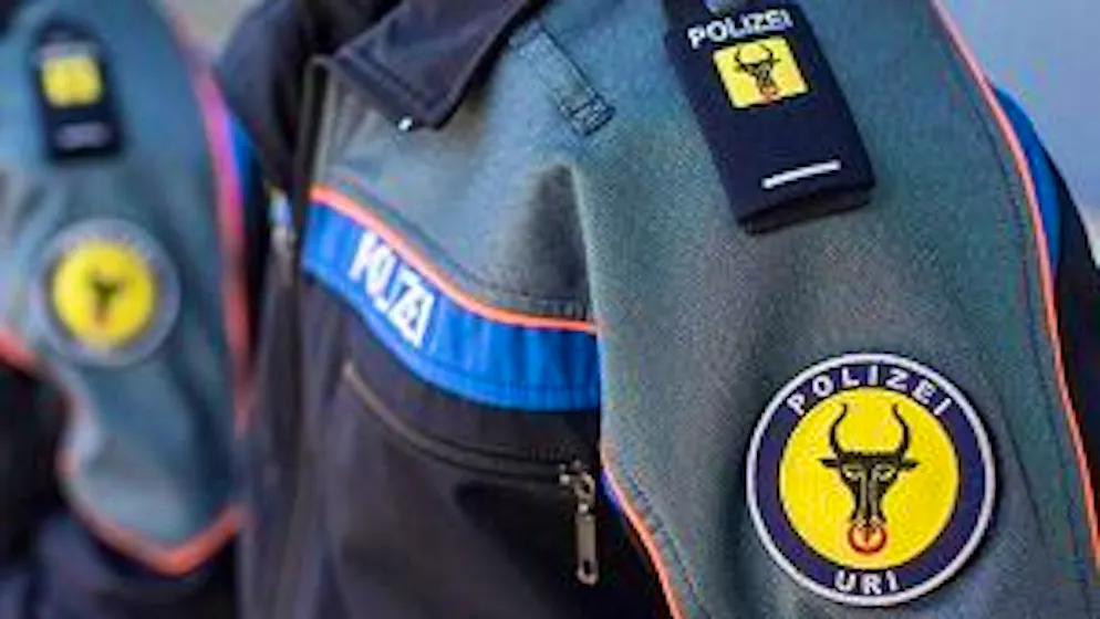 Canton Uri. Axenstrasse: a Sisikon auto si schianta contro un cantiere e prende fuoco – un morto