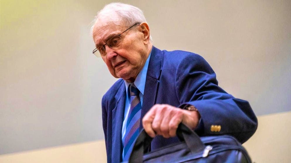 Eduard Lintner, former CSU member of parliament, enters a courtroom at the Munich Higher Regional Court. He is accused of bribery in the corruption trial surrounding the so-called Azerbaijan affair. Photo: Leonie Asendorpf/dpa