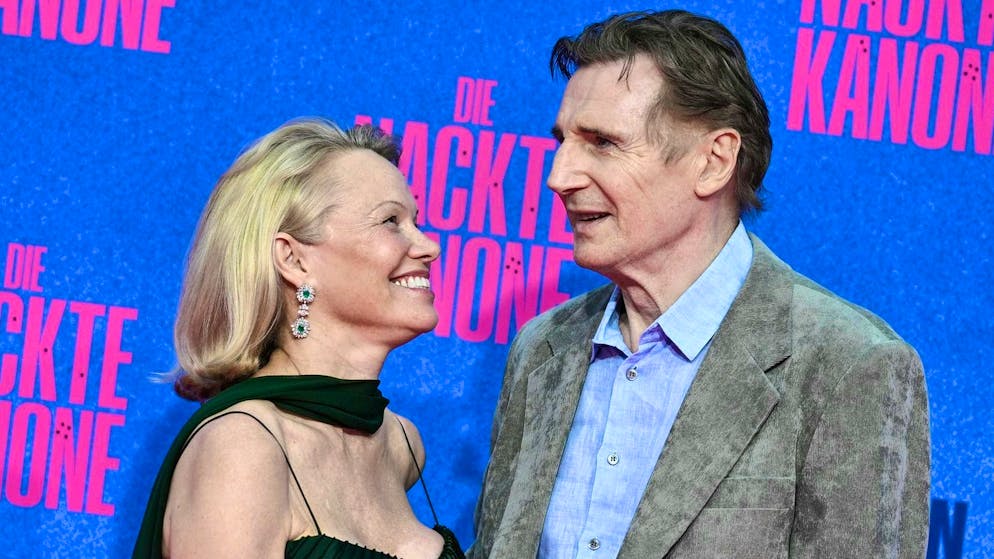 Looks in love: Liam Neeson and Pamela Anderson at the German premiere of "The Naked Gun" ("Die nackte Kanone") in Berlin.