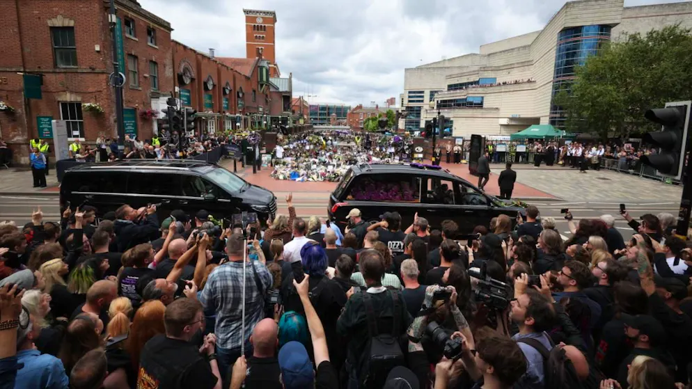 Un momento del corteo funebre di Ozzy Osbourne a Birmingham.