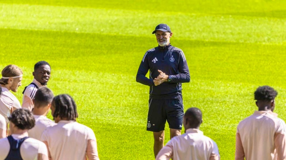 Servette coach Thomas Häberli prepares his players for the second leg against Viktoria Pilsen