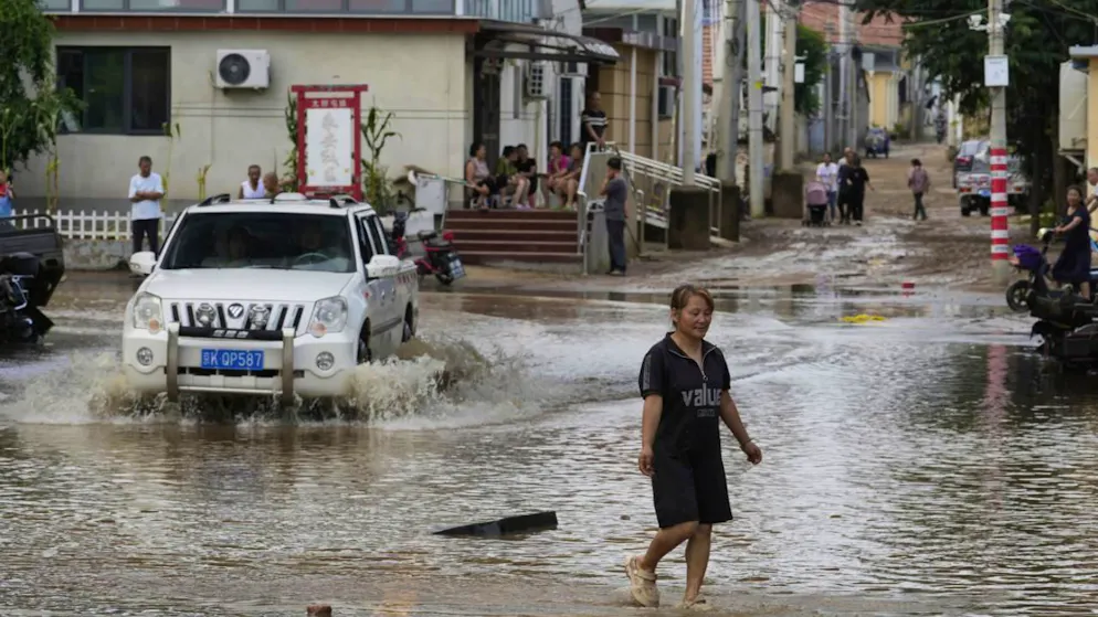 Strade inondate nei sobborghi di Pechino. (foto del 28 luglio 2025)