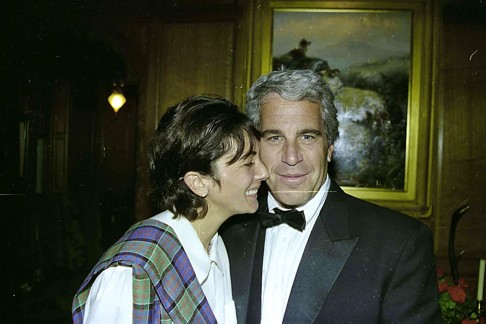 Ghislaine Maxwel e Jeffrey Epstein in una foto di diversi anni fa.