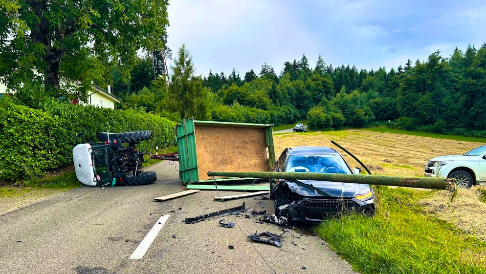 The tractor and the Audi were badly damaged. 