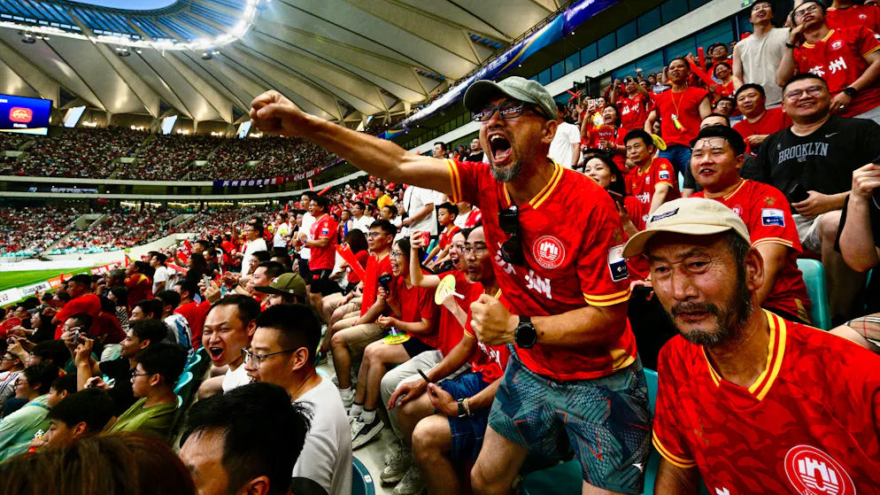40’000 spectateurs sont massés dans les tribunes du stade à Suzhou pour un match amateur.