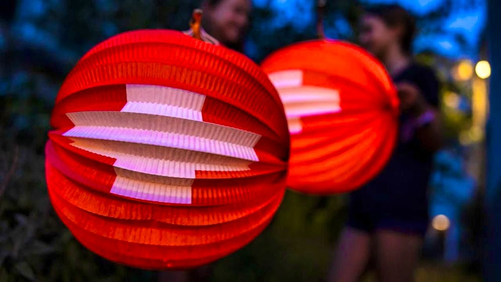 In many places, the lanterns are already in use on Thursday. (symbolic picture)