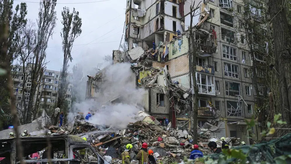 Un condominio colpito dall'attacco russo con droni della scorsa notte a Kiev.
