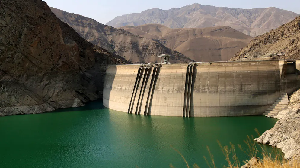 Vue du barrage Amir Kabir, l’un des cinq principaux réservoirs alimentant Téhéran en eau, alors que la capitale iranienne traverse l’une des crises hydriques les plus graves de ces dernières années. Le niveau des barrages a chuté à des seuils historiquement bas au 29 juillet 2025.
