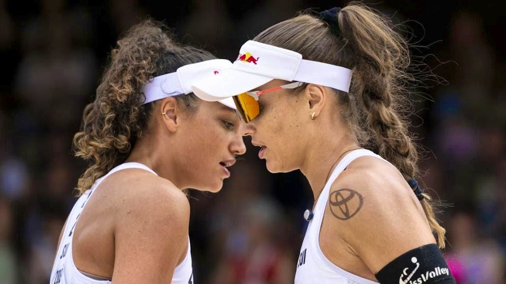 Zoé and Anouk Vergé-Dépré (right) are eliminated in the quarter-finals at the European Championships.