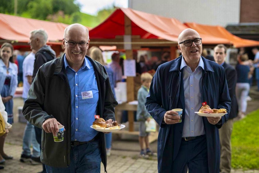 Federal Councillor Martin Pfister (right) and Farmers' Association President Markus Ritter on the Eisenhut family farm in Rimensberg near Lütisburg SG.