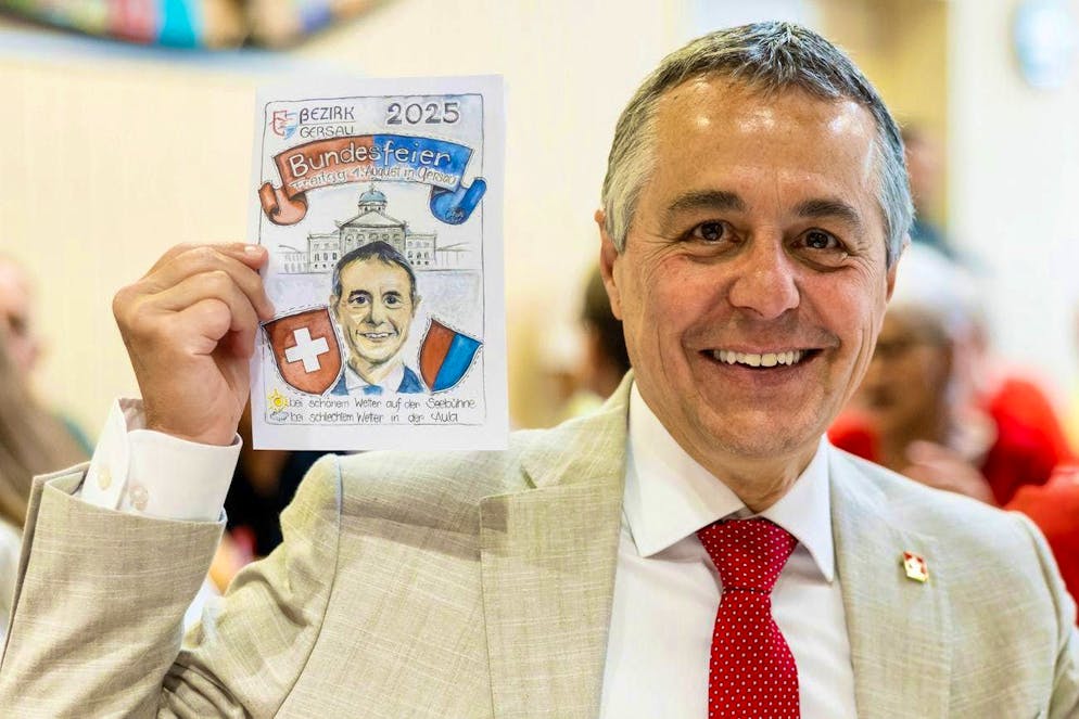 Federal Councillor Ignazio Cassis shows the invitation card with his portrait on the occasion of the federal celebration on Friday, August 1, 2025 in the assembly hall in Gersau.