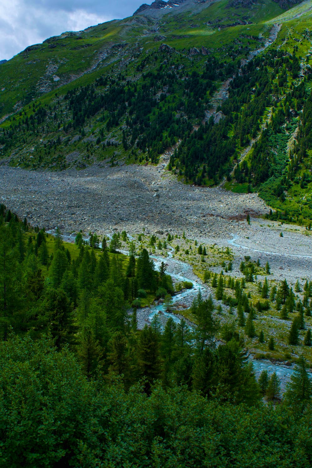 More than eight million cubic meters of ice and debris fell into Val Roseg in April 2024.