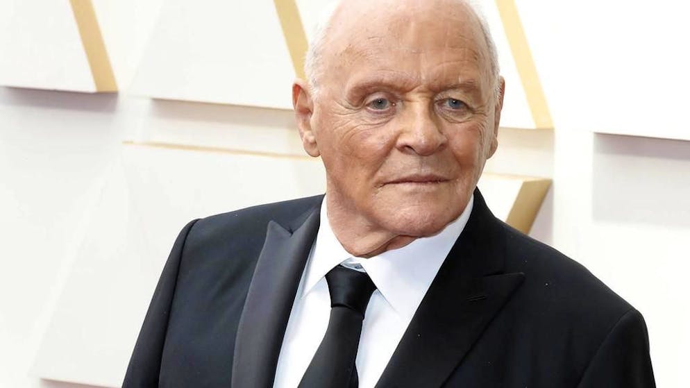 Jouant Hannibal Lecter. Anthony Hopkins se moque du dernier produit de beauté de Kim Kardashian
