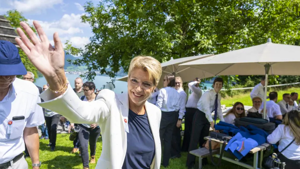 La presidente della Confederazione Karin Keller-Sutter arriva sul praticello del Grütli (UR).