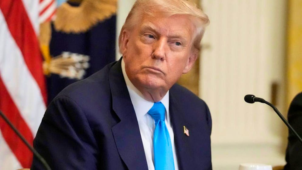 US-Präsident Donald Trump hört bei einer Veranstaltung im East Room des Weißen Hauses zu. Foto: Mark Schiefelbein/AP/dpa