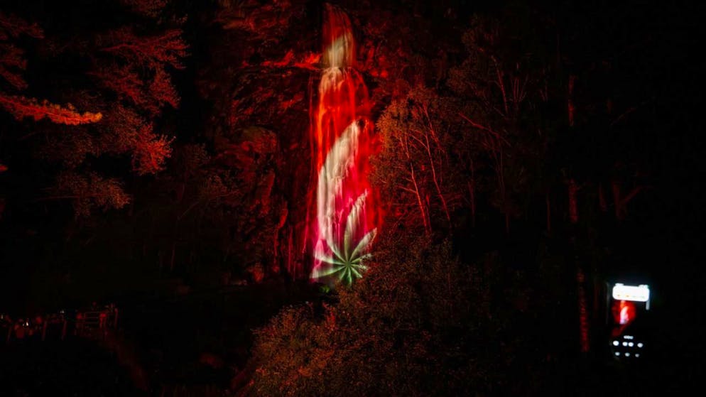 Vernayaz. Spectacle son et lumière à la cascade de la Pissevache