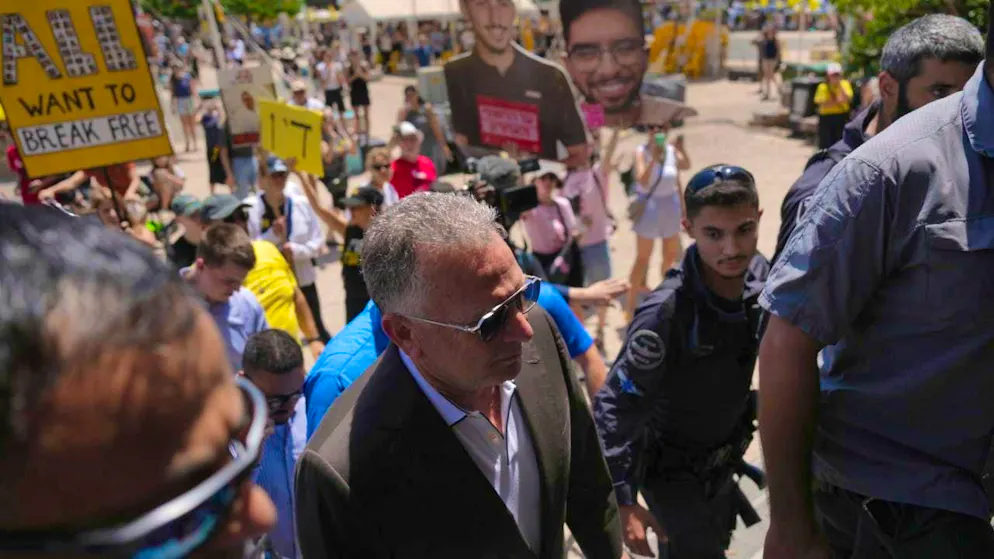 White House Special Envoy Steve Witkoff (front, M) meets with hostage families at the Hostage Square in Tel Aviv. Photo: Ariel Schalit/AP/dpa