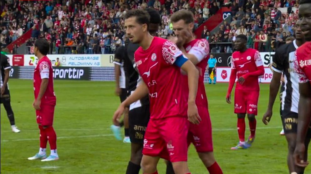 «Eindeutig ein Griff ins Gesicht». Hätte Chris Bedia hier vom Platz fliegen müssen?