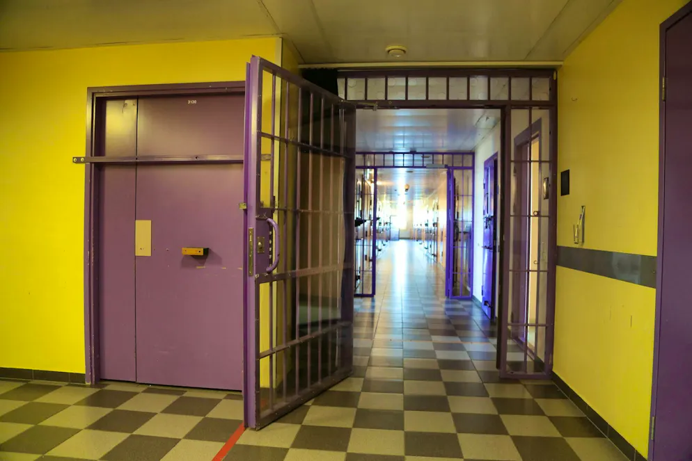 Behind Swedish curtains in Estonia - Gallery. With its bright colors, the prison looks like a kind of hostel with a castle.