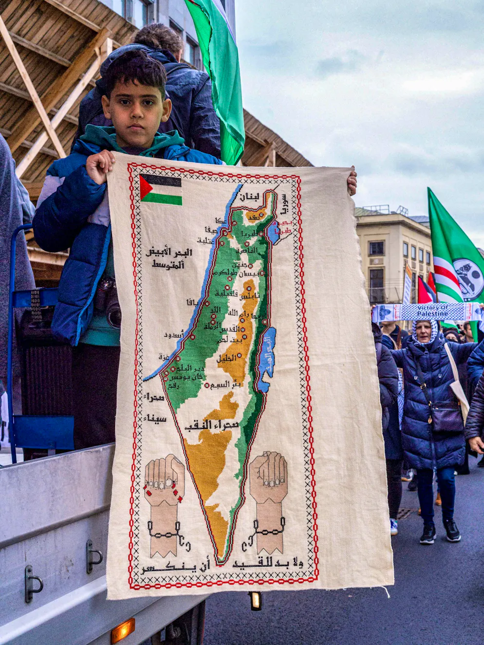 A boy in Warsaw in 2024 holds a cloth with a map of Palestine during a demonstration - a symbol that plays a central role in the current debate about international recognition of Palestine.