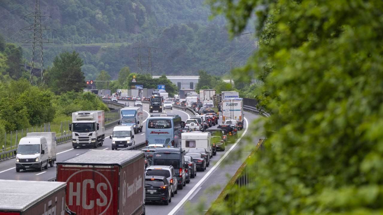 Strassenverkehr. Beidseits des Gotthard-Tunnels erneut lange Staus