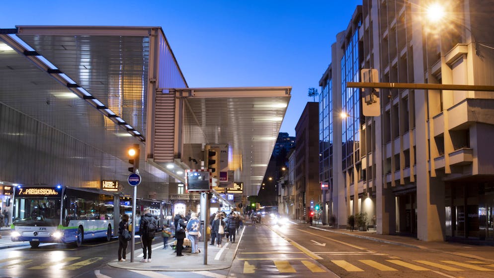 Un ferito grave. Pestaggio alla pensilina di Lugano, arrestati in 5, tra cui 3 minorenni