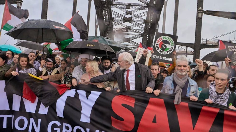 Medio Oriente. Decine di migliaia a Sydney a una marcia pro-Palestina, presente anche Assange