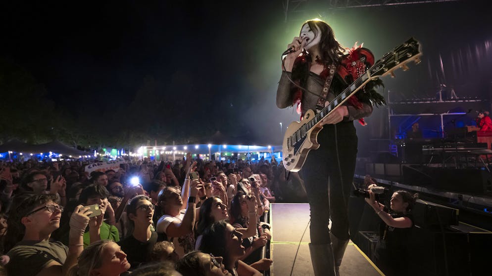 Bello show alla Rotonda del Festival. Lucio Corsi sulle orme di Bob Dylan? «I paesaggi di Locarno mi ispirano»