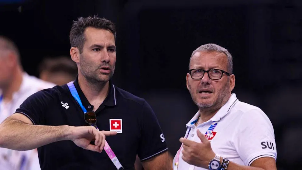 Markus Buck, Head of Competitive Sports at Swiss Aquatics, and Massimo Meloni, Noè Ponti's coach (from left).