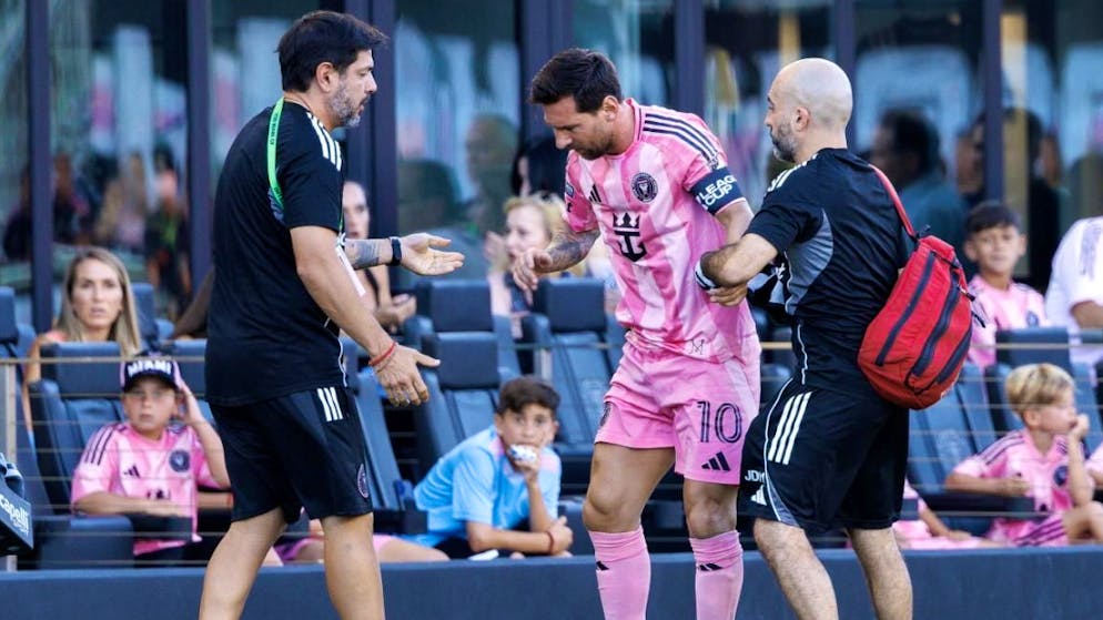 Early substitution. Forced break for Messi due to thigh injury