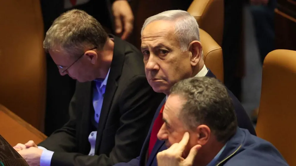 Il premier israeliano Benjamin Netanyahu (al centro)